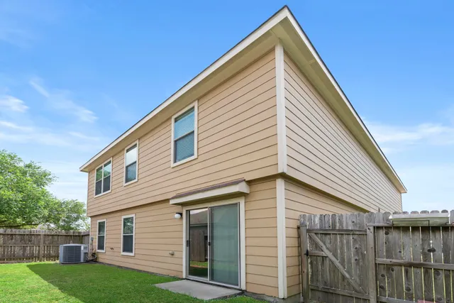 a view of a house with backyard
