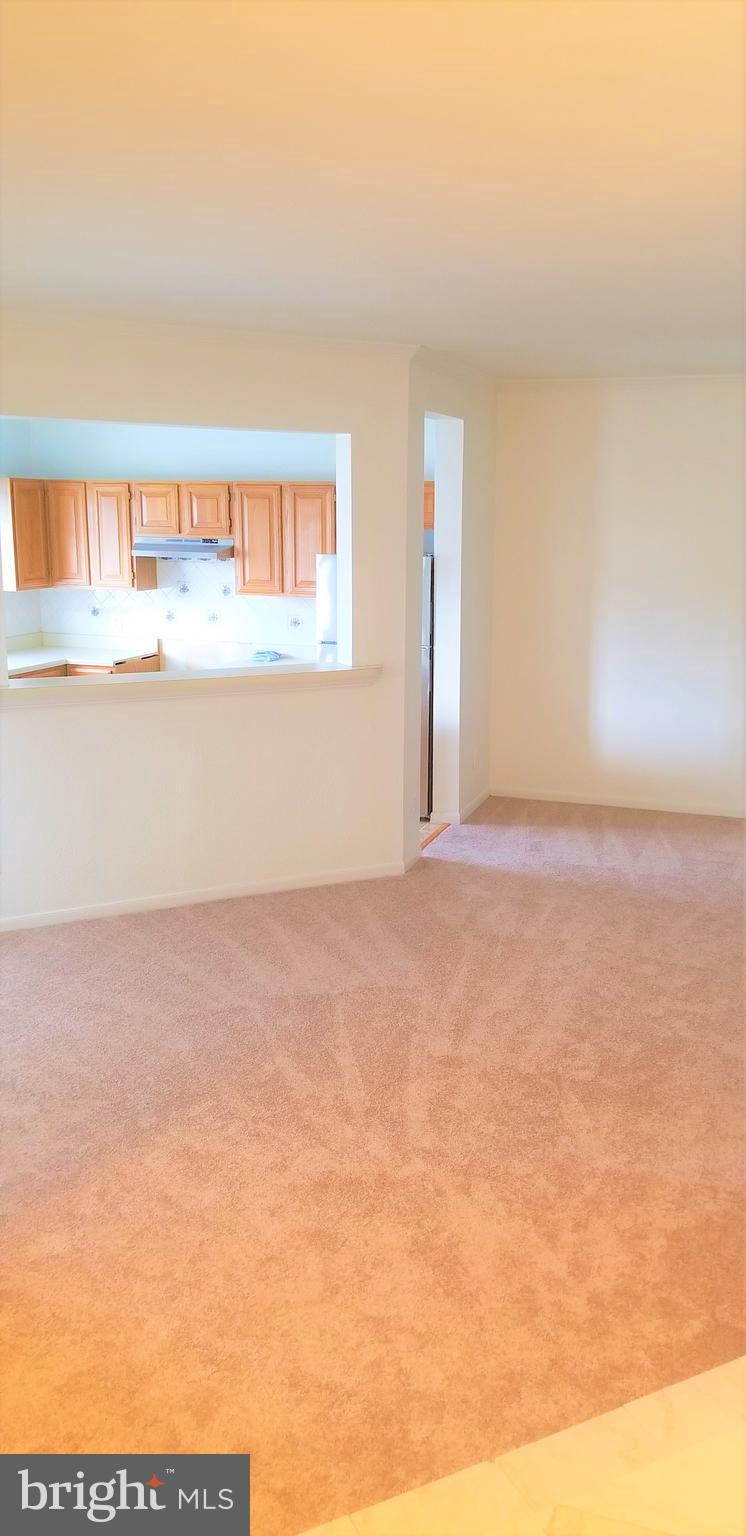 668 Gateway Drive Southeast, Unit 412 Leesburg, VA 20175 - Photo 3 of 9 Living/Dinning Room Combo