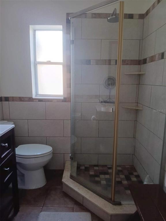 4245 Edgewater Drive Orlando, FL 32804 - Photo 35 of 44 a bathroom with a toilet and a shower