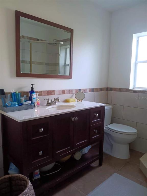 4245 Edgewater Drive Orlando, FL 32804 - Photo 36 of 44 a bathroom with a sink vanity and a toilet