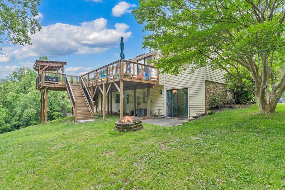 7851 Cedar Edge Road Roanoke, VA 24018 - Photo 37 of 44 a view of a house with backyard and sitting area