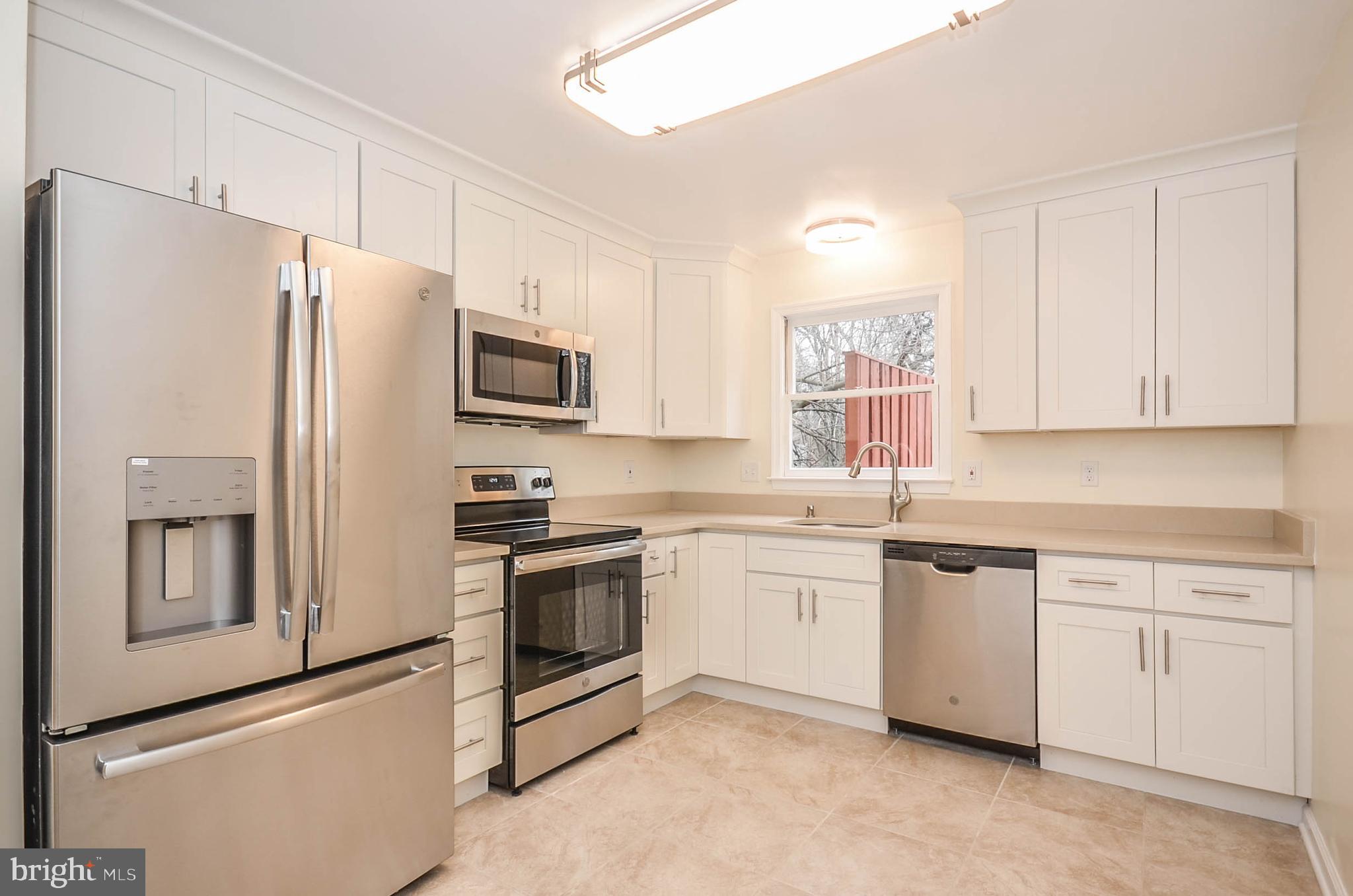 New Kitchen! Cabinets, 4+ star appliances & Quartz