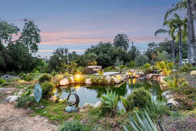 a view of a pathway with a pathway