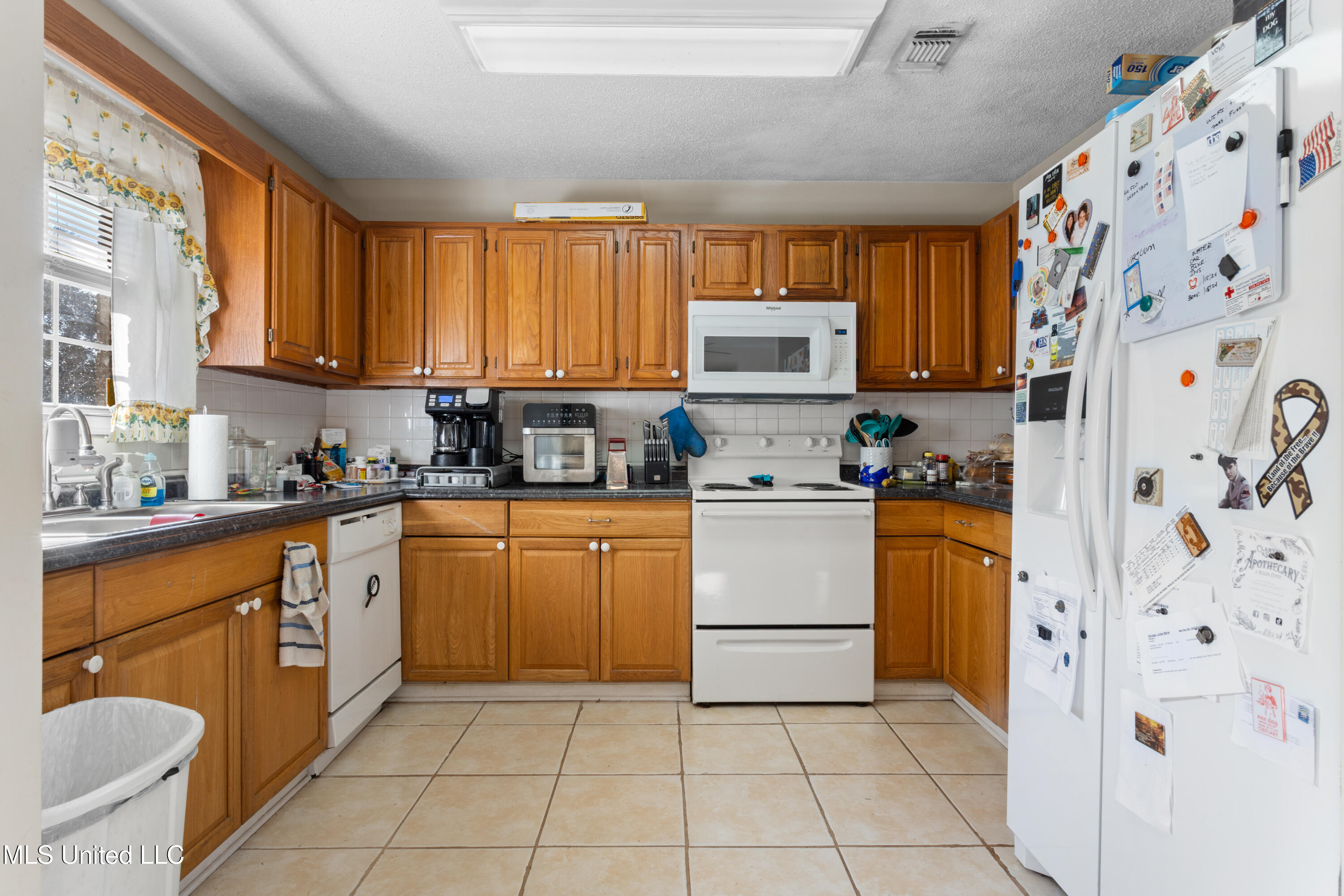 11536 Bayou Place Ocean Springs, MS 39564 - Photo 6 of 24 Kitchen Storage