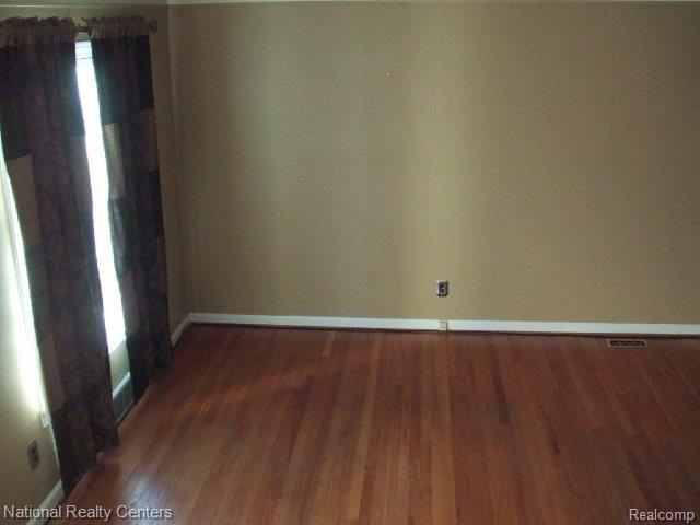 1522 West Webster Road, Unit 16 Royal Oak, MI 48073 - Photo 2 of 12 Living Room