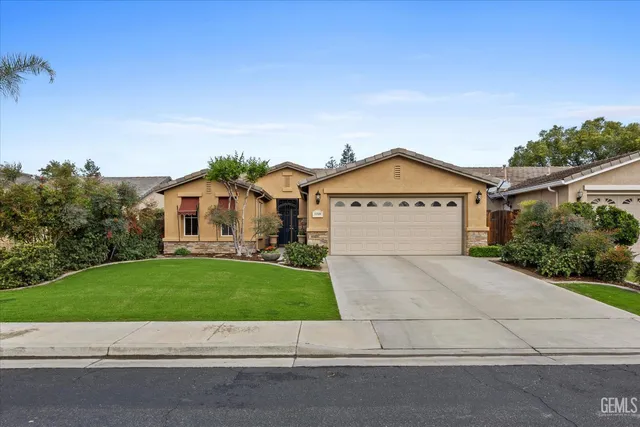 a view of front of house with a yard