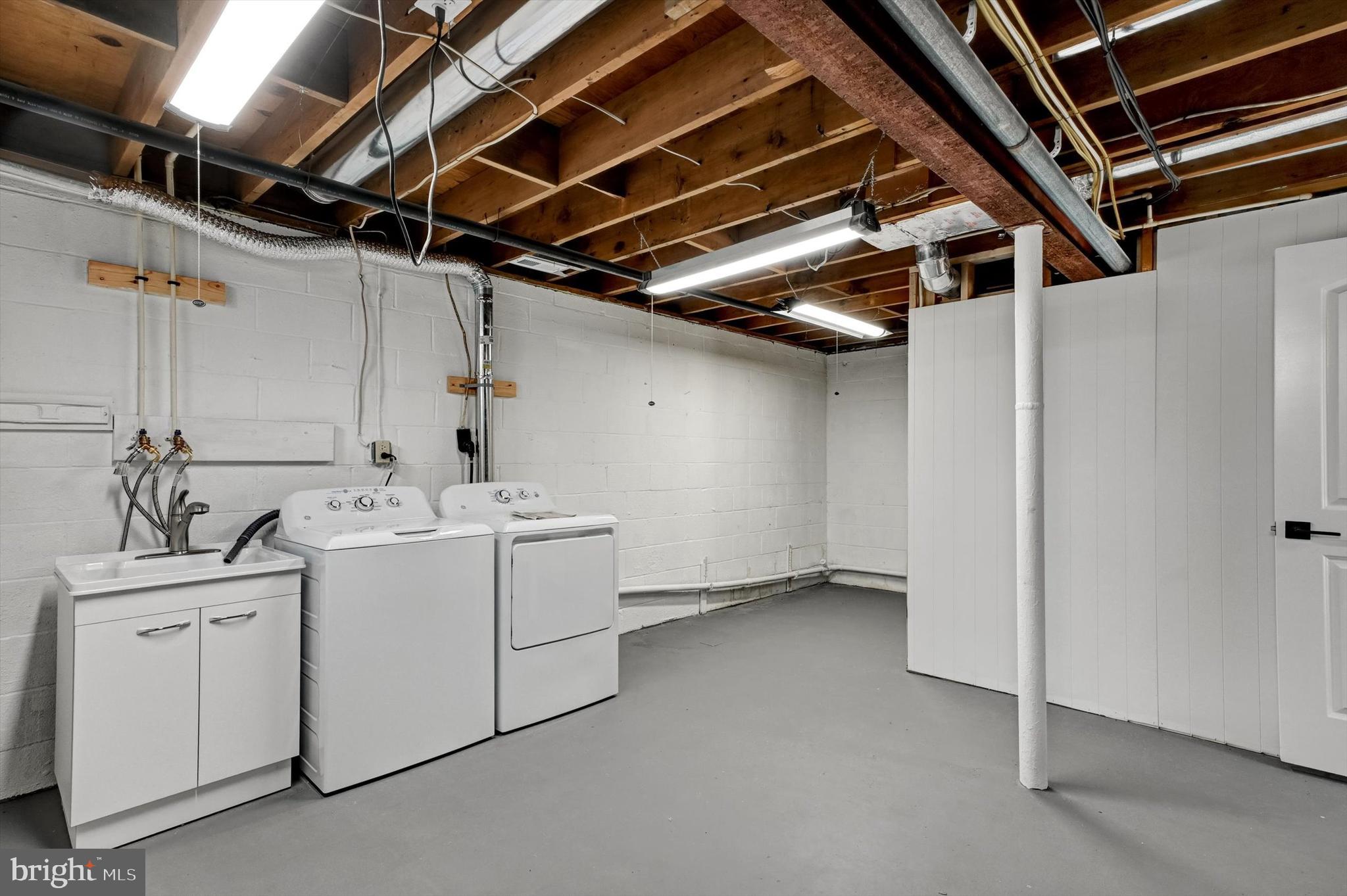 2806 Foxhound Road Ellicott City, MD 21042 - Photo 42 of 55 a utility room with dryer and washer