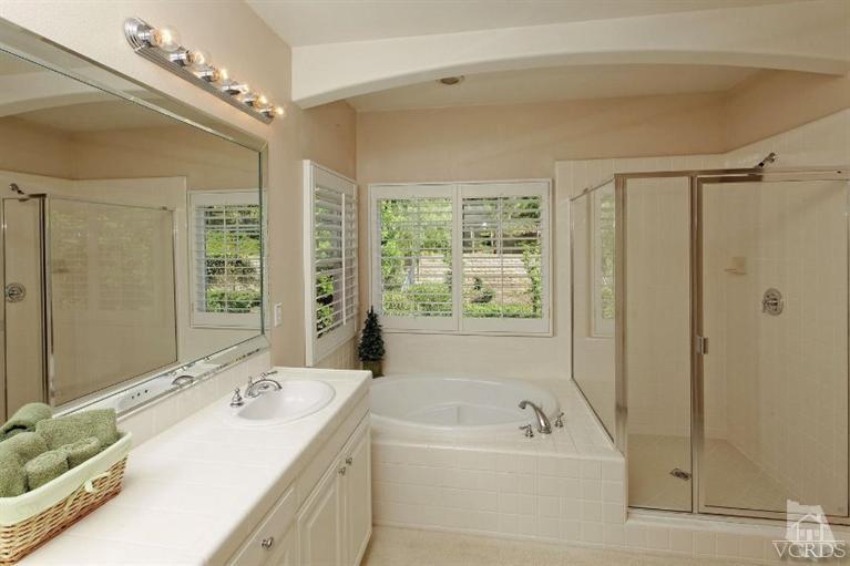 287 Knoll Ridge Road Simi Valley, CA 93065 - Photo 27 of 36 a bathroom with a tub a sink and mirror