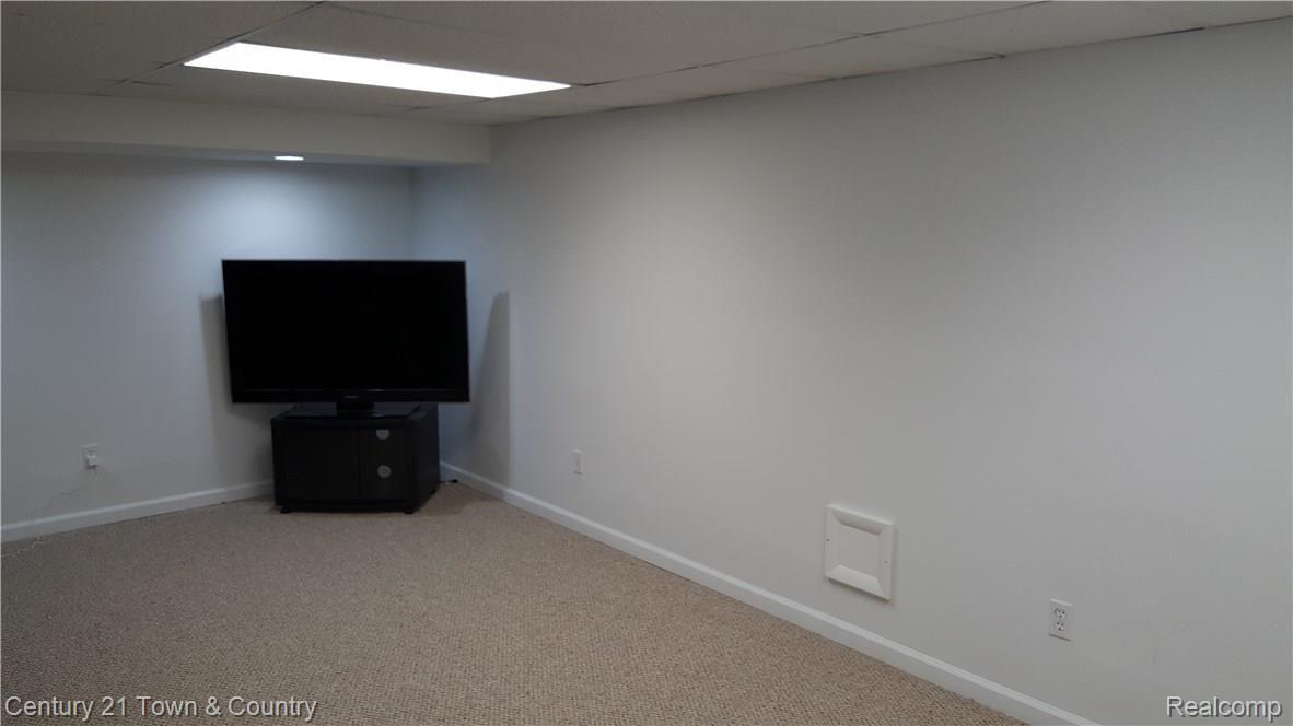 76 Foxboro Drive Rochester, MI 48309 - Photo 23 of 24 20180420_193731.jpg
