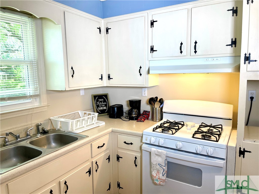 1935 Cokesbury Drive Savannah, GA 31406 - Photo 4 of 12