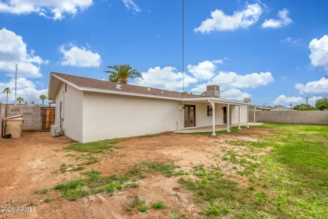 a view of a backyard