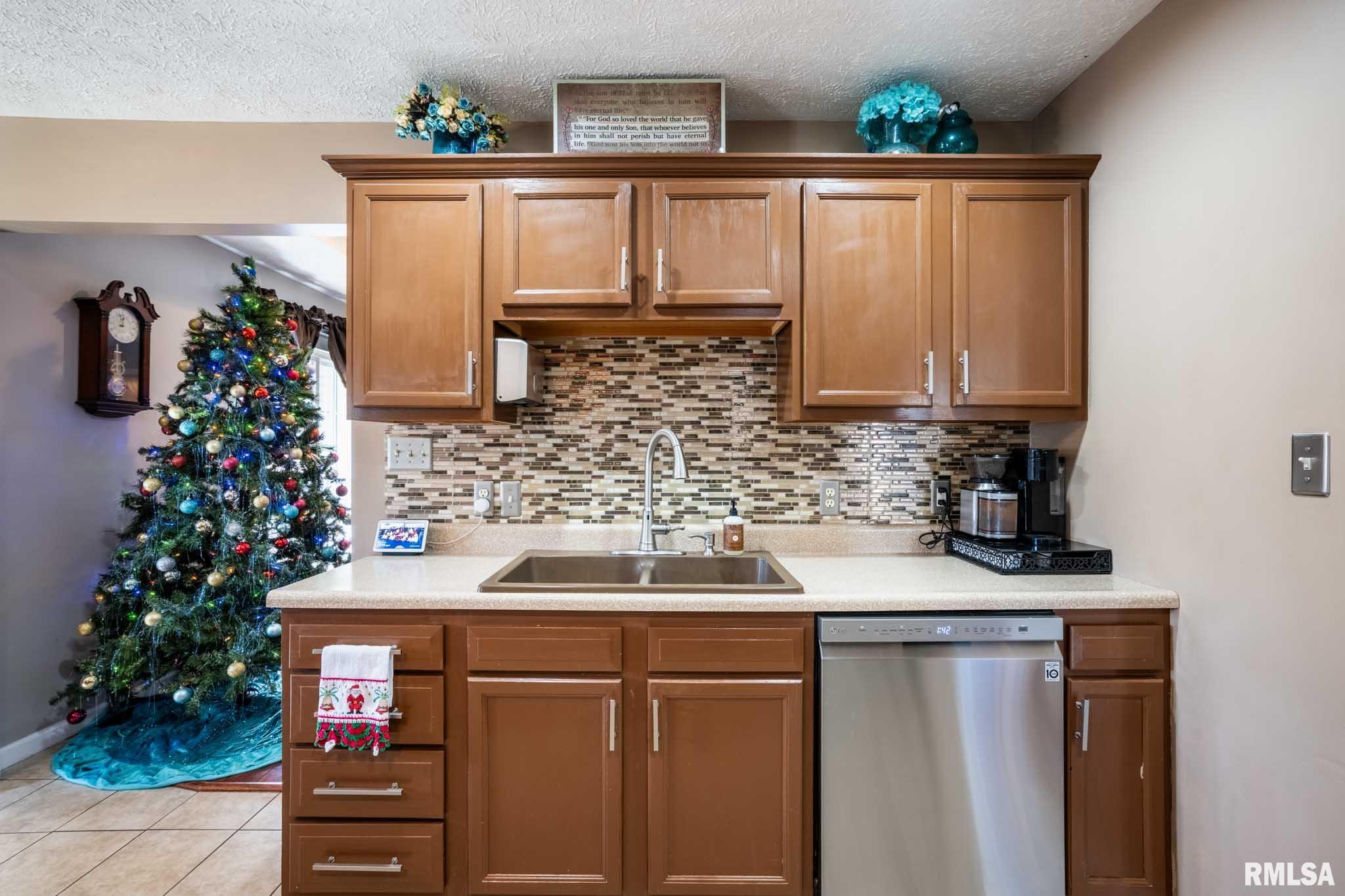 411 Prince Lane Herrin, IL 62948 - Photo 9 of 25