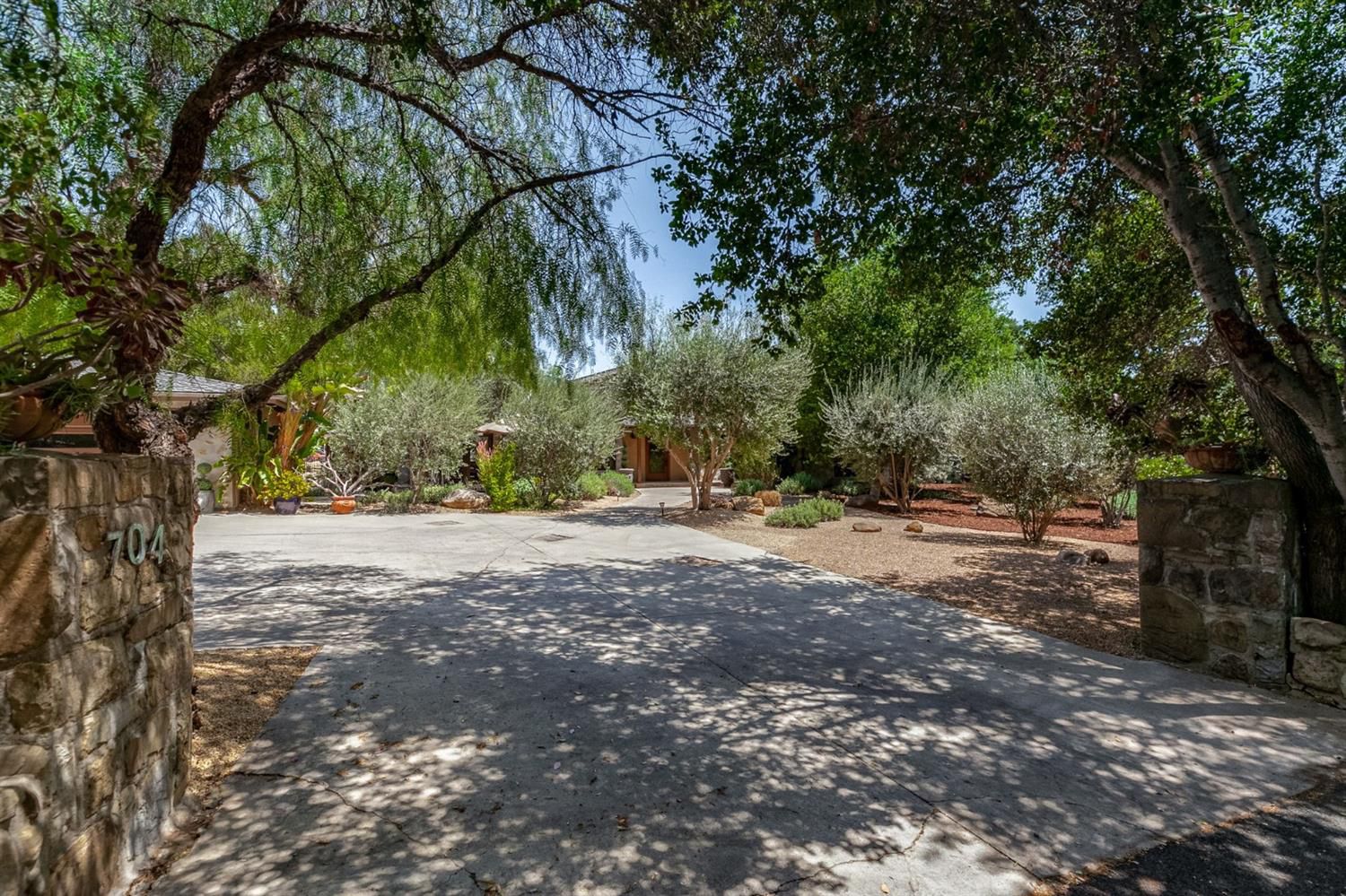 704 Palomar Road Ojai, CA 93023 - Photo 4 of 49 Gallery Image 4