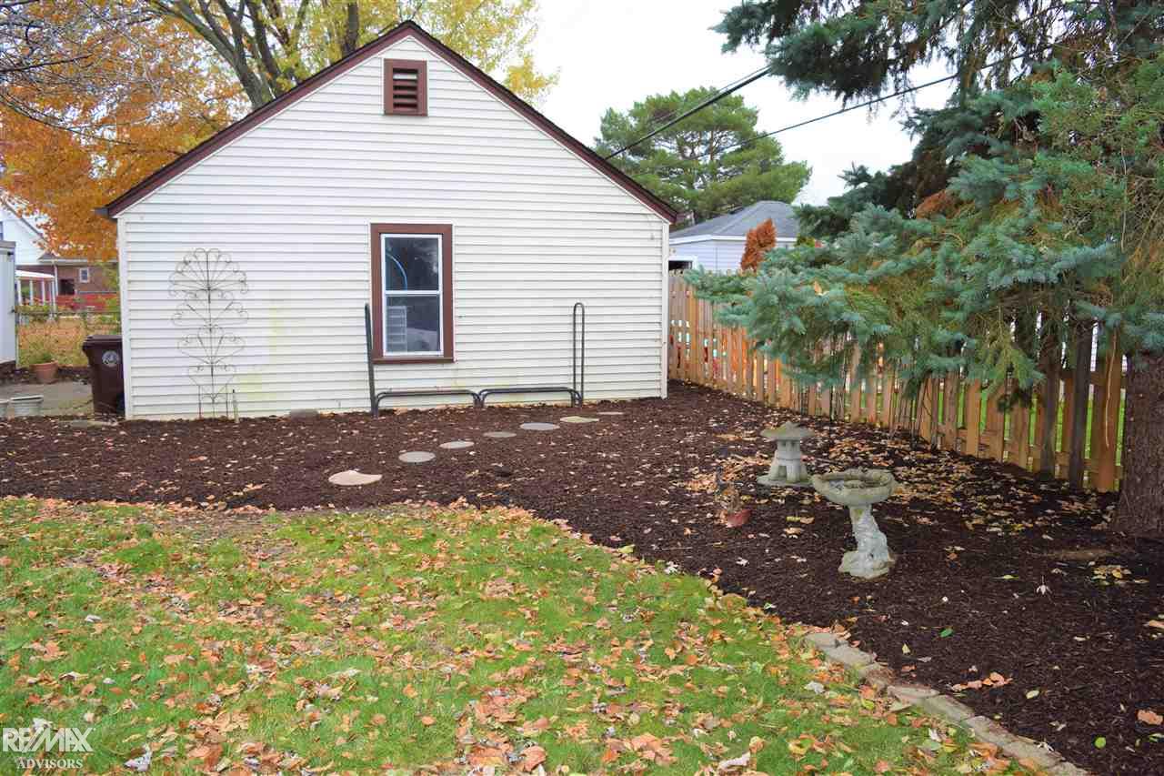 1541 Hawthorne Road Grosse Pointe, MI 48236 - Photo 9 of 48 31366675-8.JPG