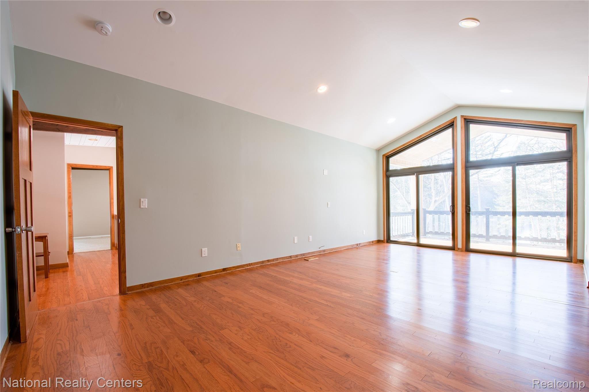 1753 Addaleen Road Highland, MI 48357 - Photo 17 of 41 Master Suite!