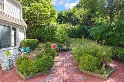 a view of a back yard