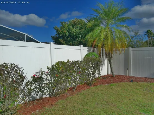 a view of a backyard