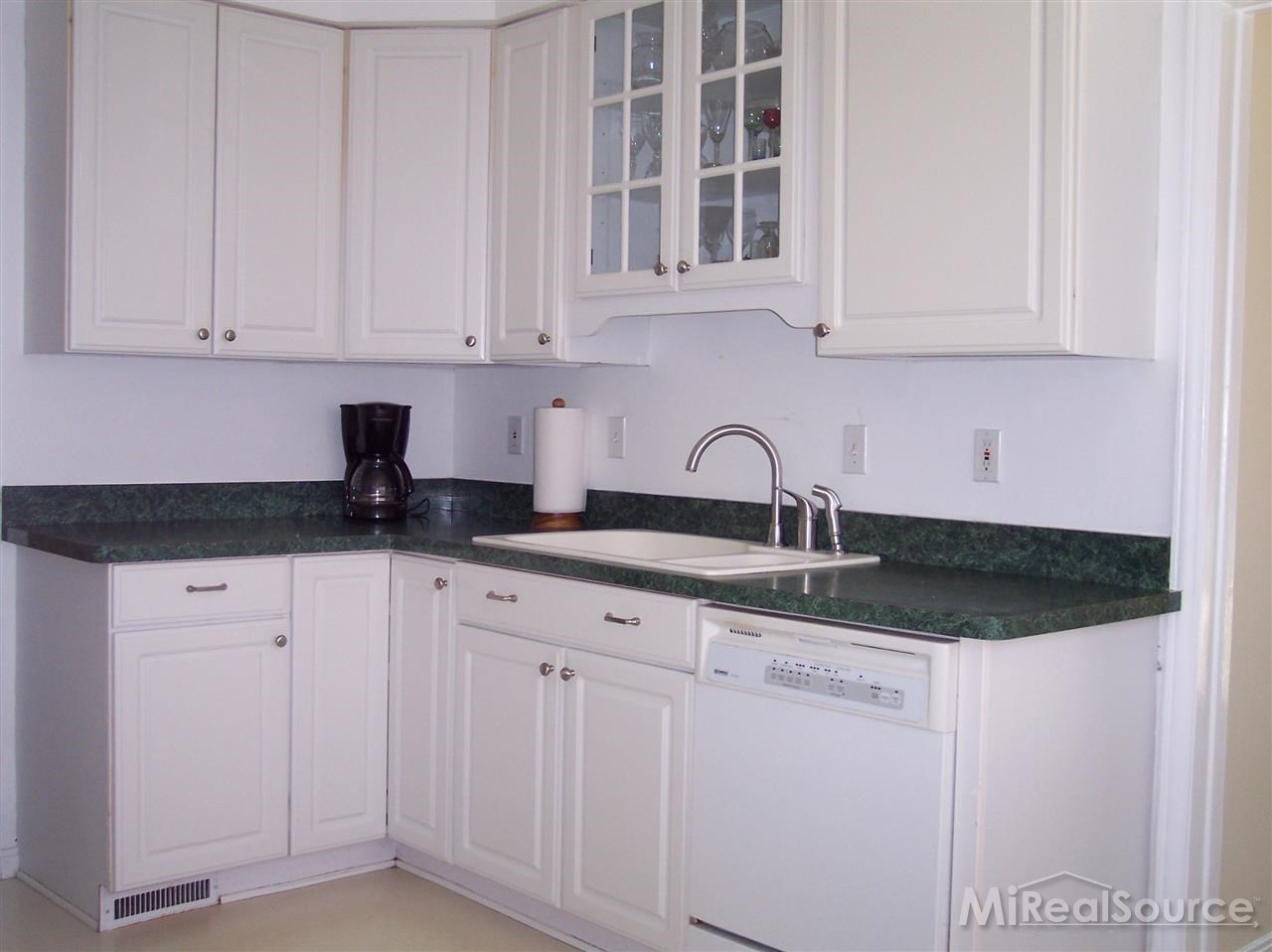 381 Ridgemont Road Grosse Pointe, MI 48236 - Photo 10 of 21 31165029-9.JPG