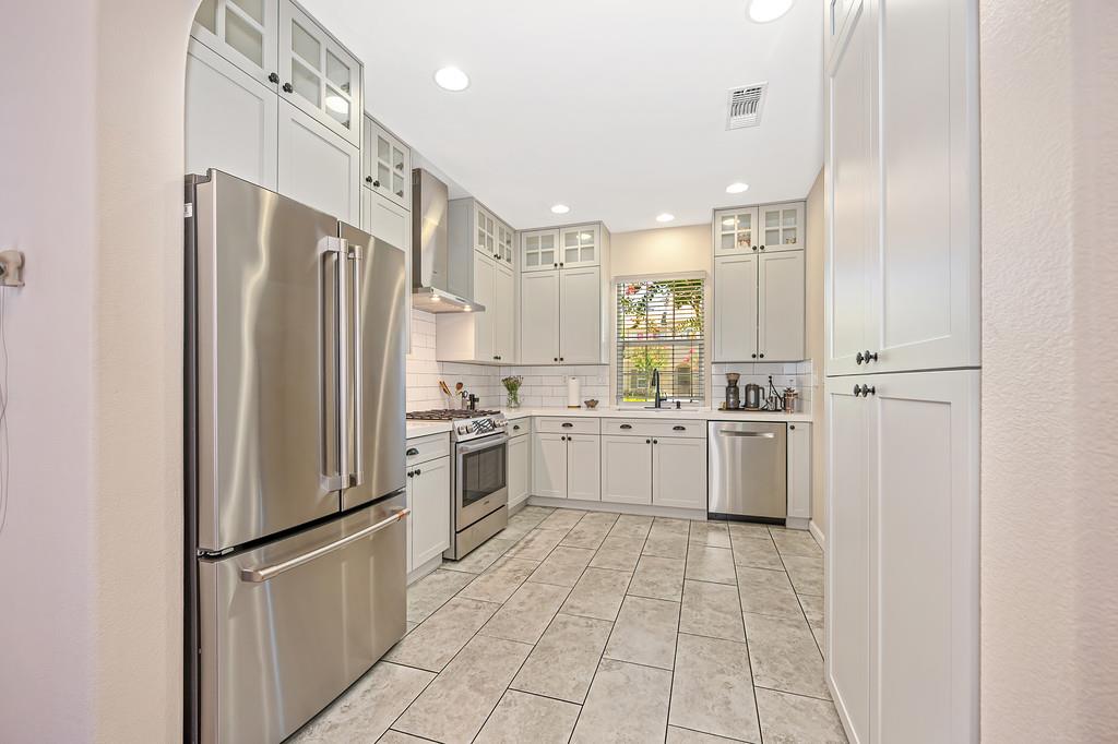 6137 RolkingHam Lane Orangevale, CA 95662 - Photo 5 of 41 Gallery Image 5
