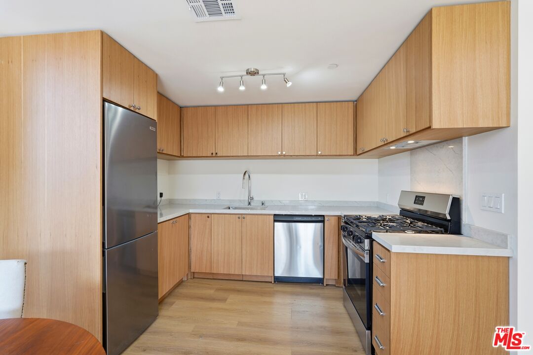 1822 Overland Avenue, Unit 101 Los Angeles, CA 90025 - Photo 3 of 14