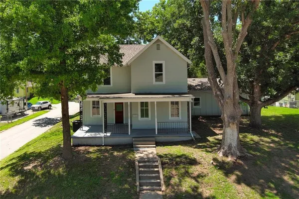 $220,000 | 1716 South 5th Street, Leavenworth, KS 66048