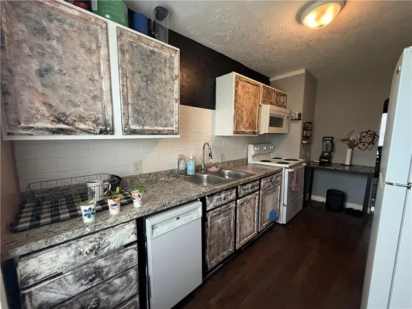 $1,575 | 7232 College Avenue, Kansas City, MO 64132