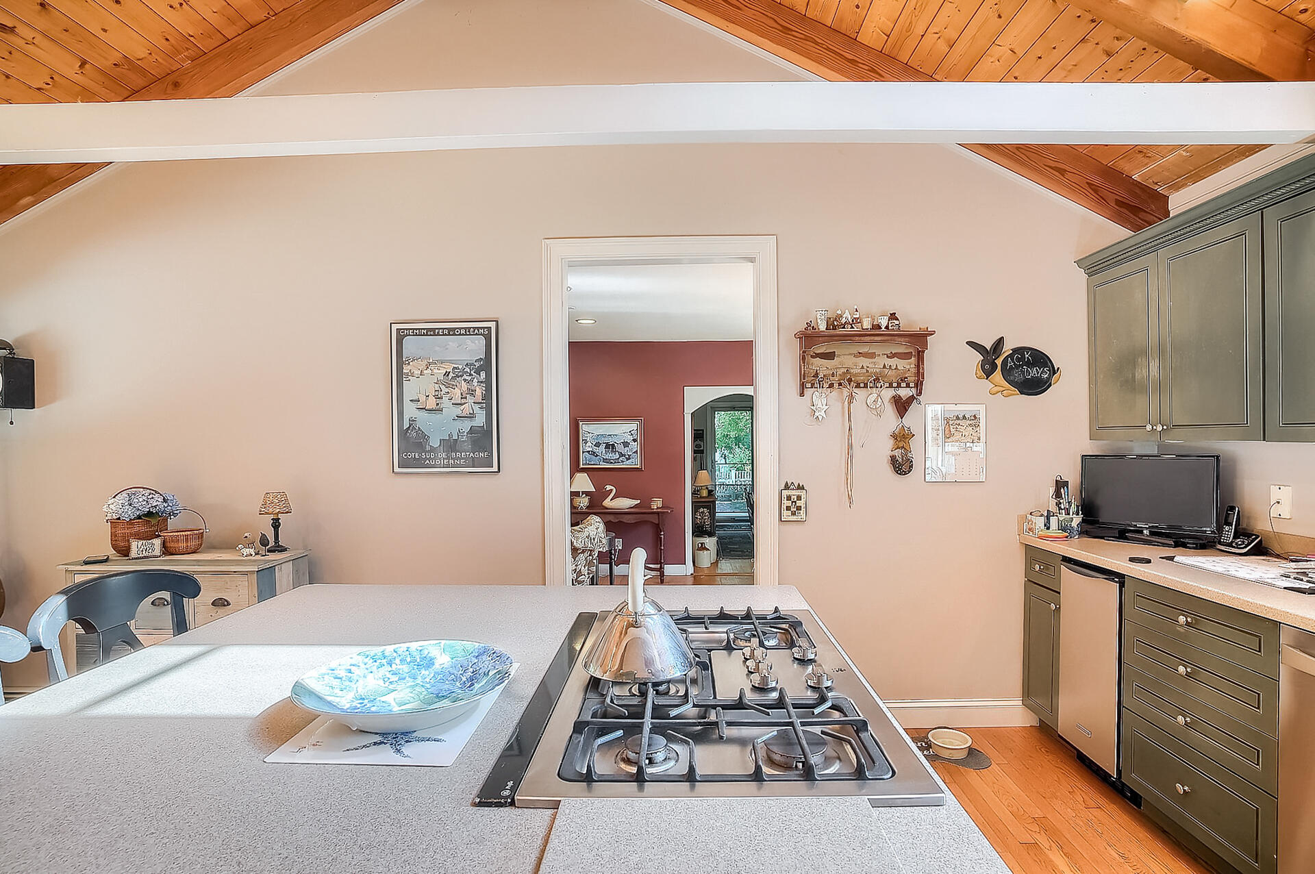 178 Main Street Orleans, MA 02653 - Photo 11 of 34 a very nice looking room with a large window
