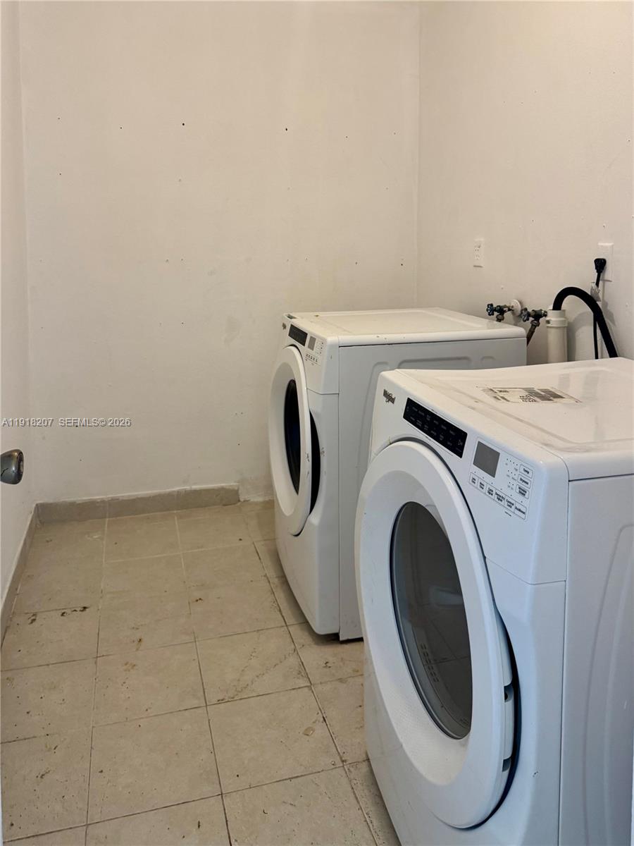 605 Ives Dairy Road, Unit 3067 Miami, FL 33179 - Photo 12 of 28 a utility room with dryer and washer