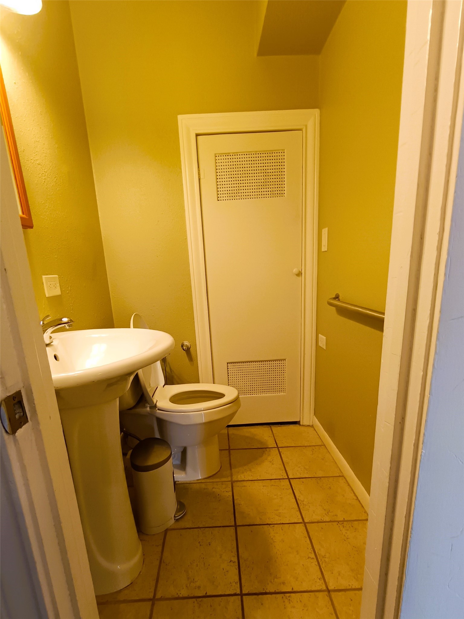 6906 Van Etten Street Houston, TX 77021 - Photo 6 of 30 Half Bath on First Floor