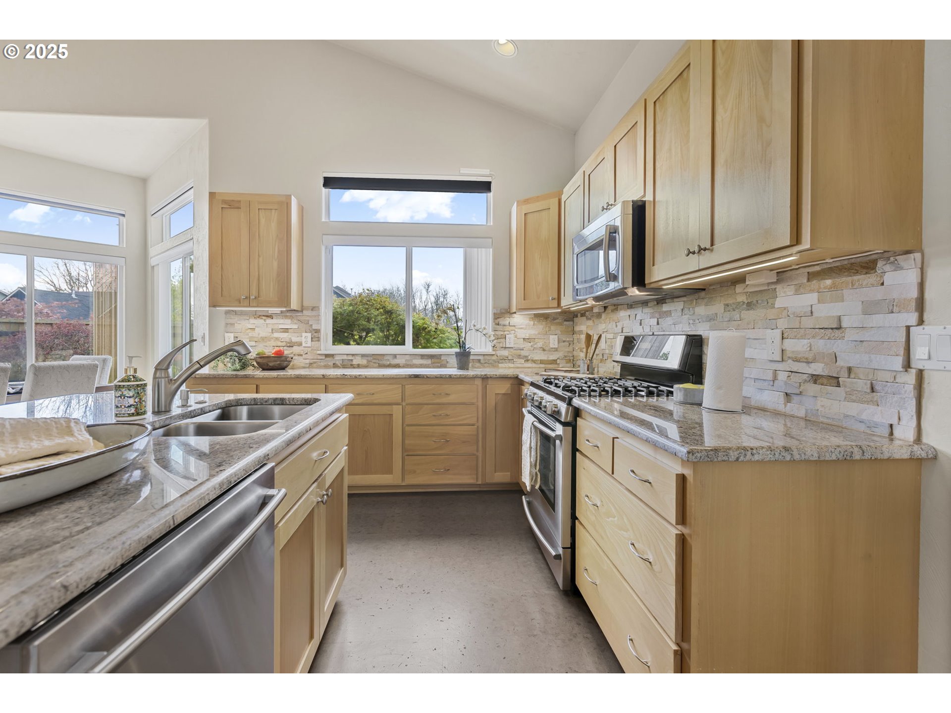 2291 Clear Vue Lane Springfield, OR 97477 - Photo 17 of 48 Gallery Image 17