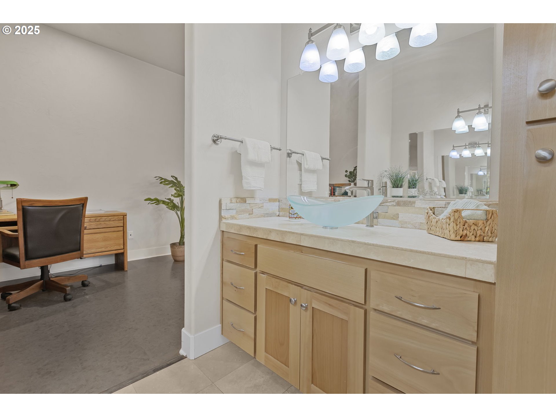 2291 Clear Vue Lane Springfield, OR 97477 - Photo 31 of 48 Attached Bathroom #1