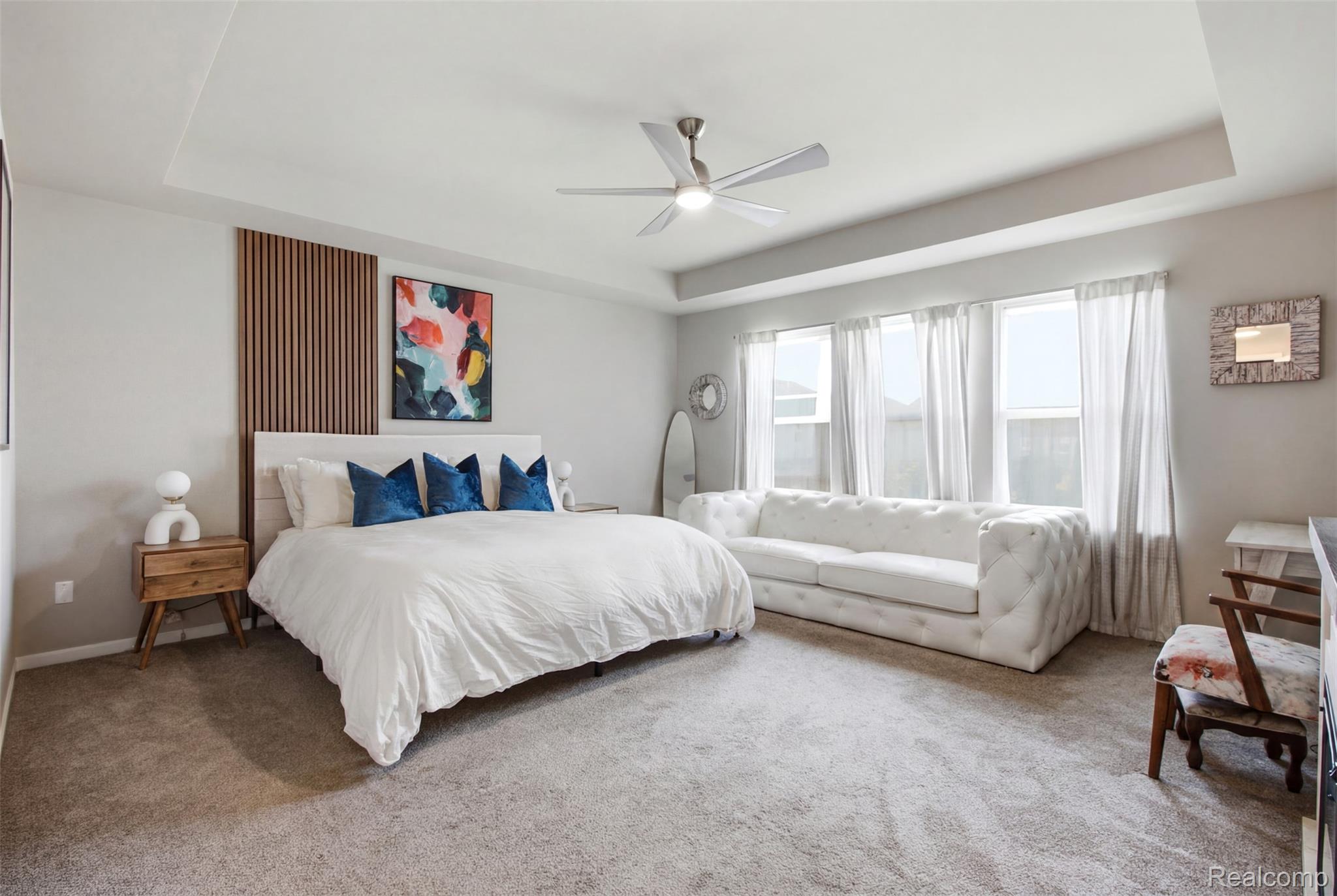 5085 Ridge Lane Warren, MI 48092 - Photo 14 of 29 Spacious room featuring carpet flooring, a tray ceiling, and a ceiling fan