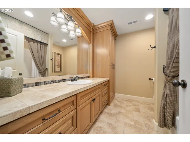 $985,000 | 4332 Southeast 166th Court, Vancouver, WA 98683