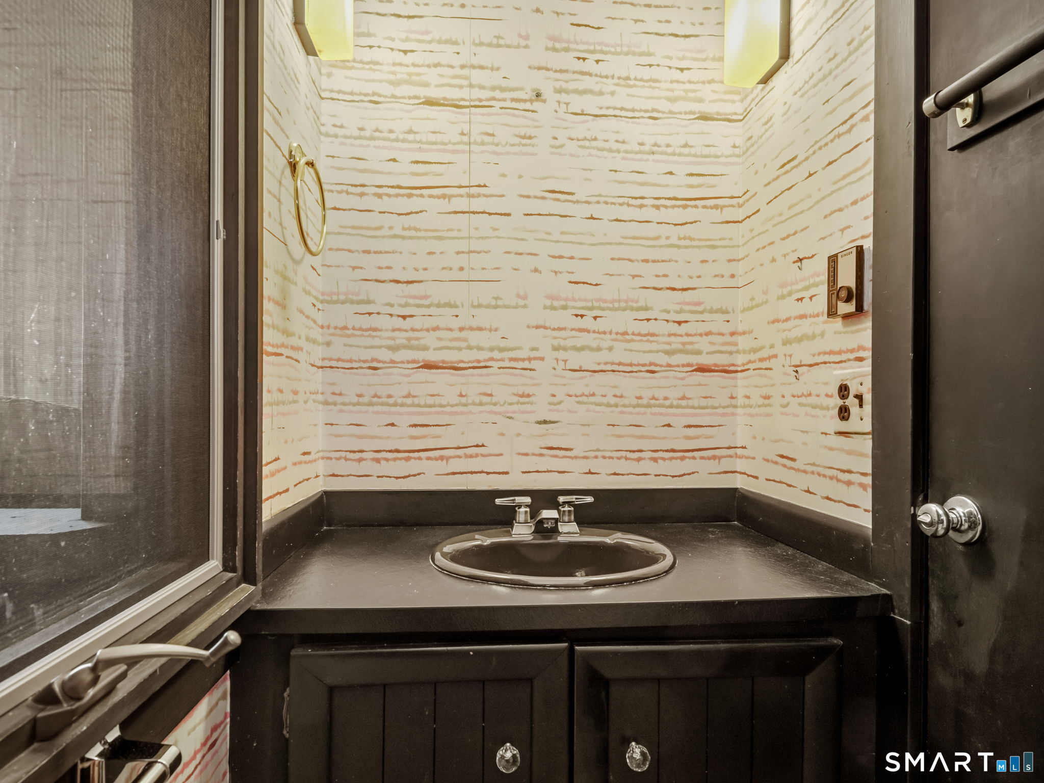 484 Cognewaugh Road Greenwich, CT 06807 - Photo 29 of 32 a bathroom with a sink and a mirror