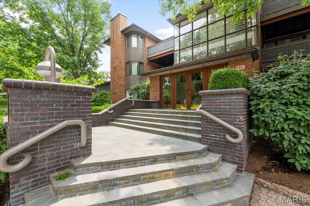 155 North Hanley Road, Unit 207 St. Louis, MO 63105 - Photo 1 of 35