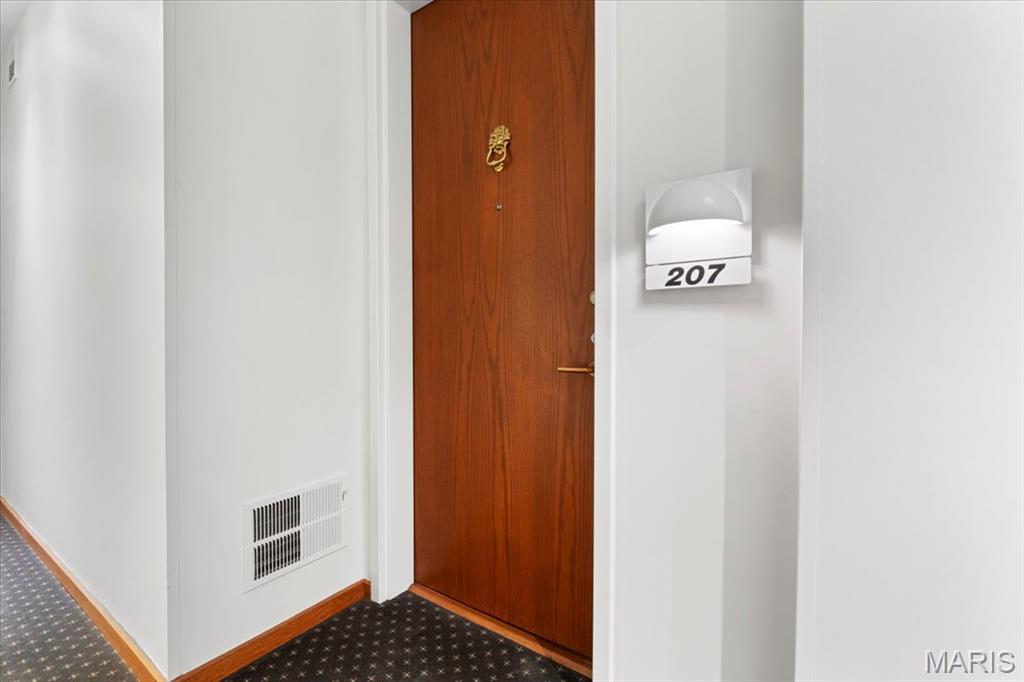 155 North Hanley Road, Unit 207 St. Louis, MO 63105 - Photo 17 of 35