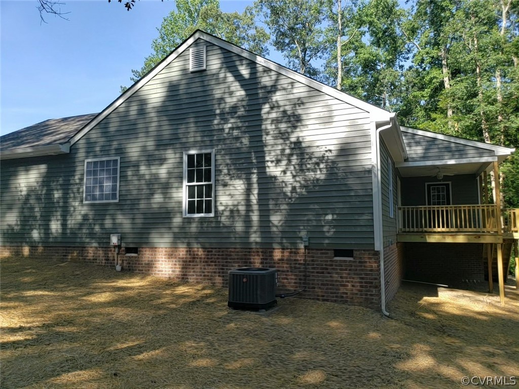 9202 Hunters Trail Road Petersburg, VA 23803 - Photo 14 of 17 a backyard of a house
