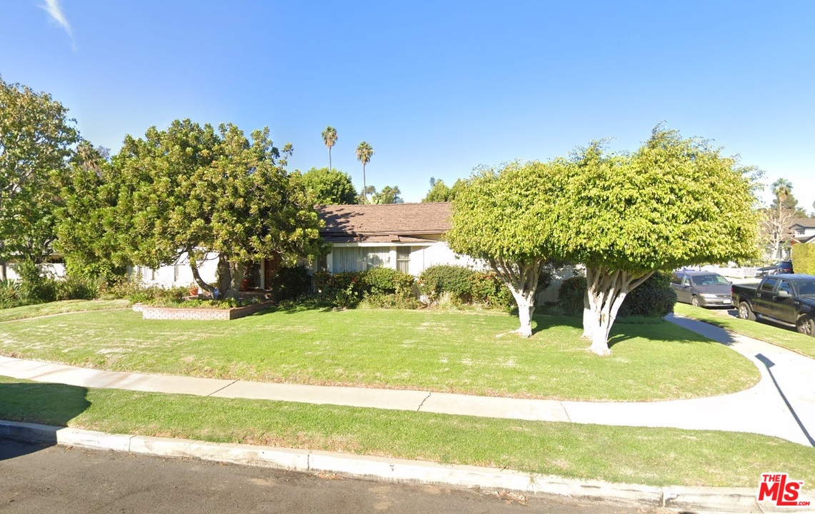 a view of a garden with an empty space