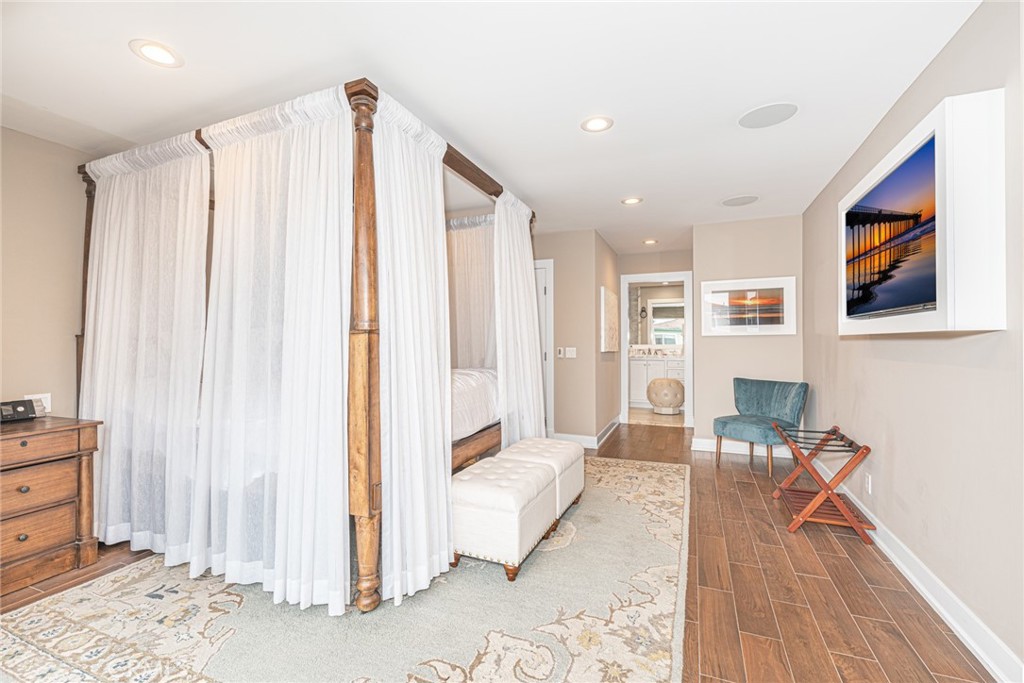 213 34th Street Newport Beach, CA 92663 - Photo 11 of 32 a living room with furniture and a painting on the wall