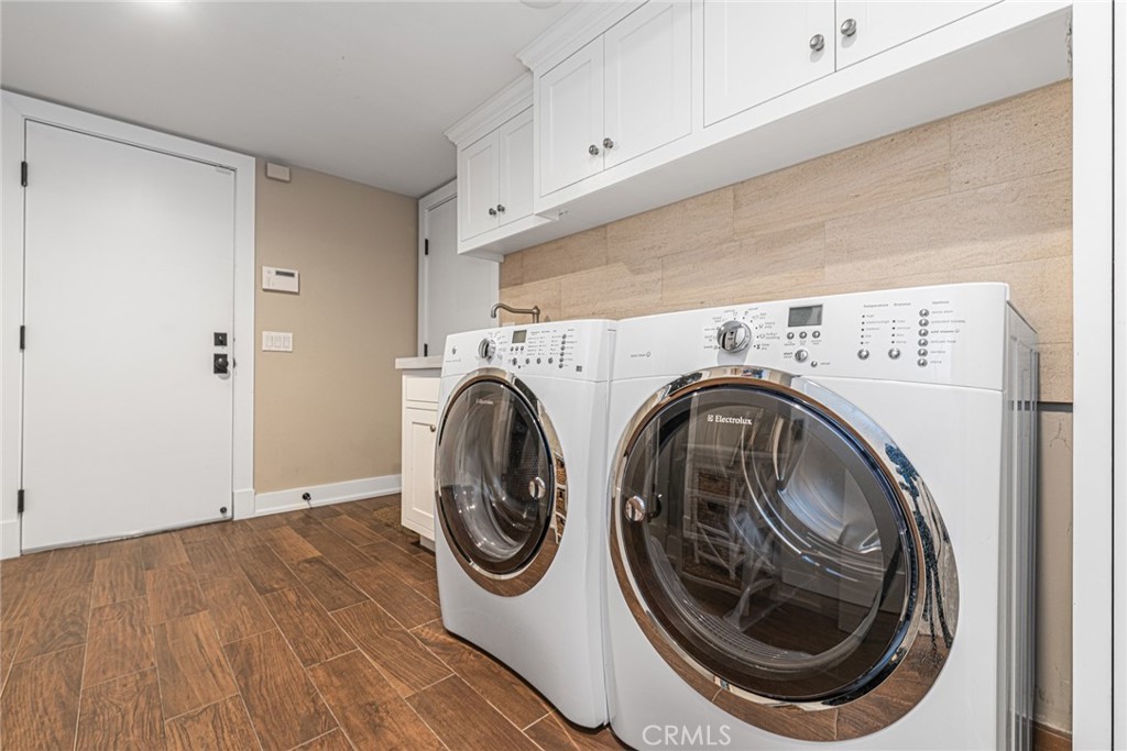 213 34th Street Newport Beach, CA 92663 - Photo 26 of 32 a utility room with dryer and washer