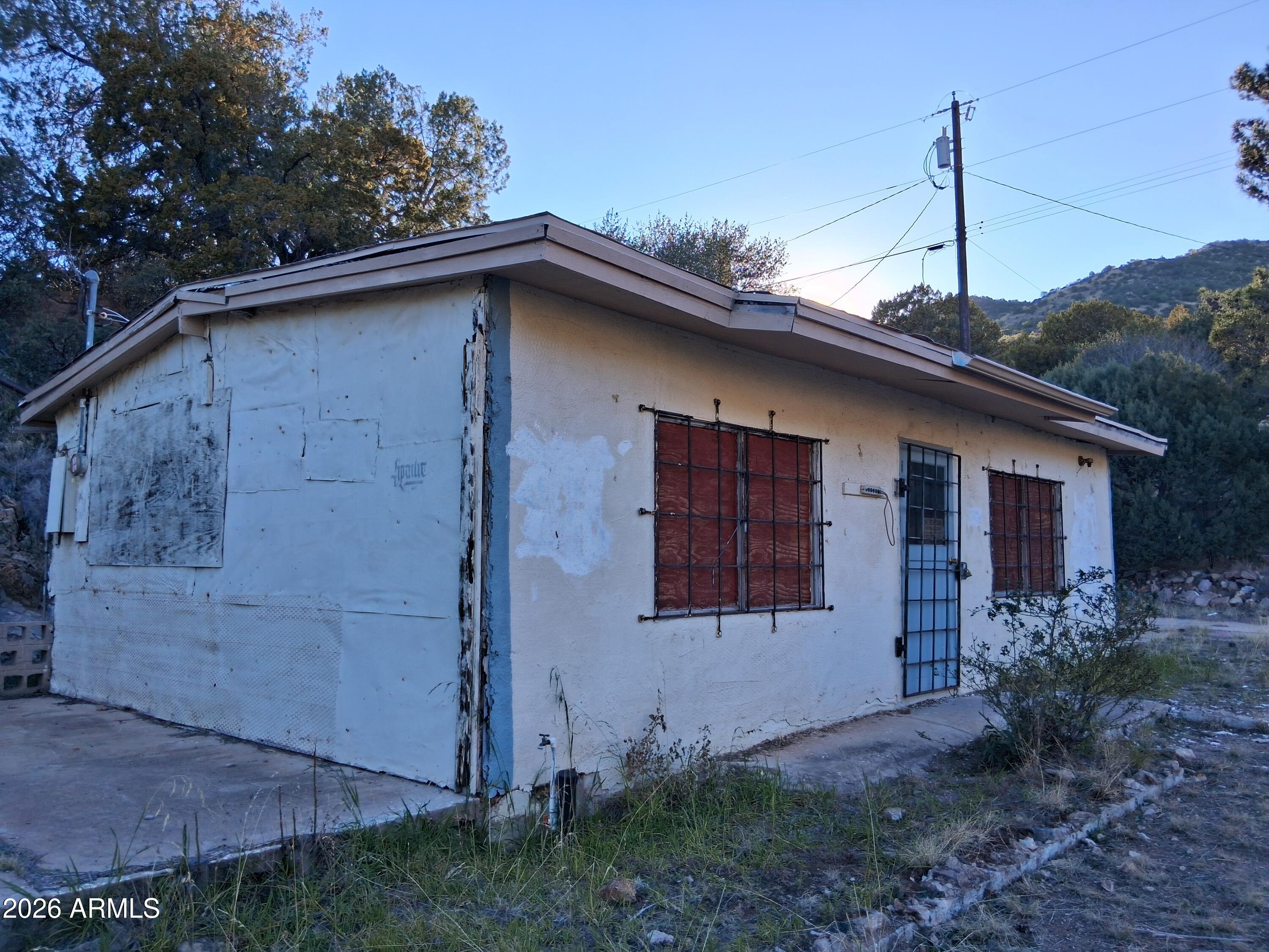 1589 Highway 80 Bisbee, AZ 85603 - Photo 2 of 18 a backyard of a house with lots of green space
