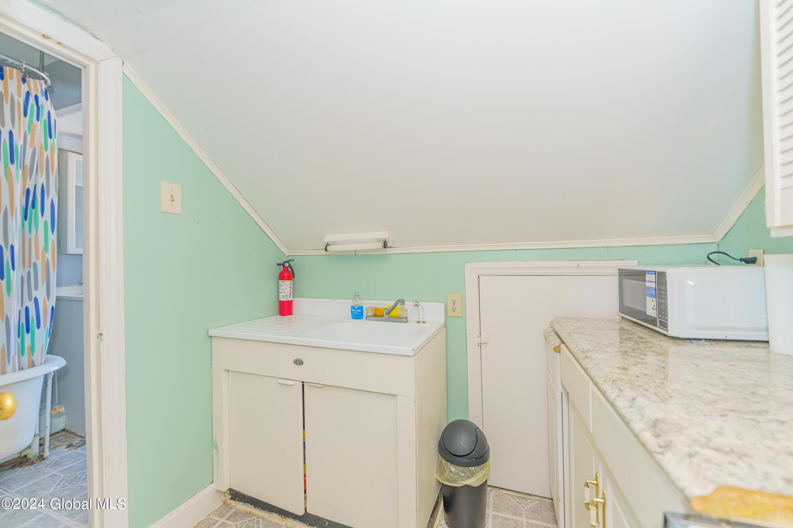 2177 Curry Road Rotterdam, NY 12303 - Photo 18 of 28 2 Up 3