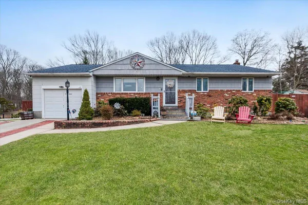 $800,000 | 11 Lower Road, Smithtown, NY 11787