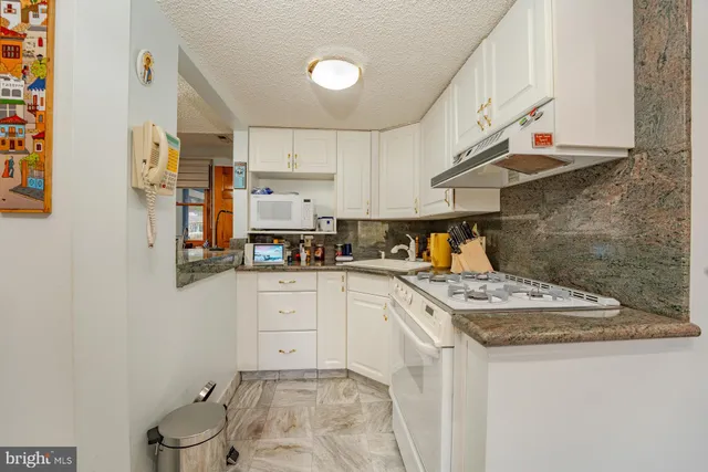 a swimming pool that is sitting in the middle of a yard