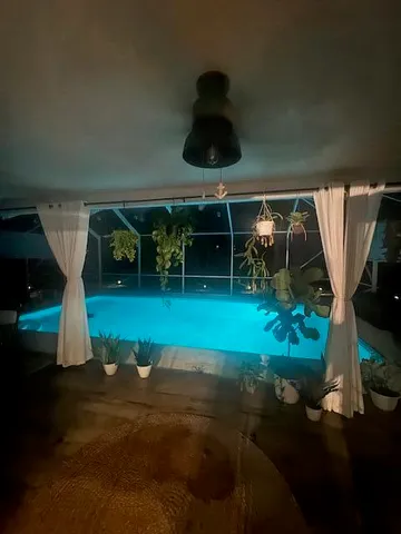 a view of a backyard