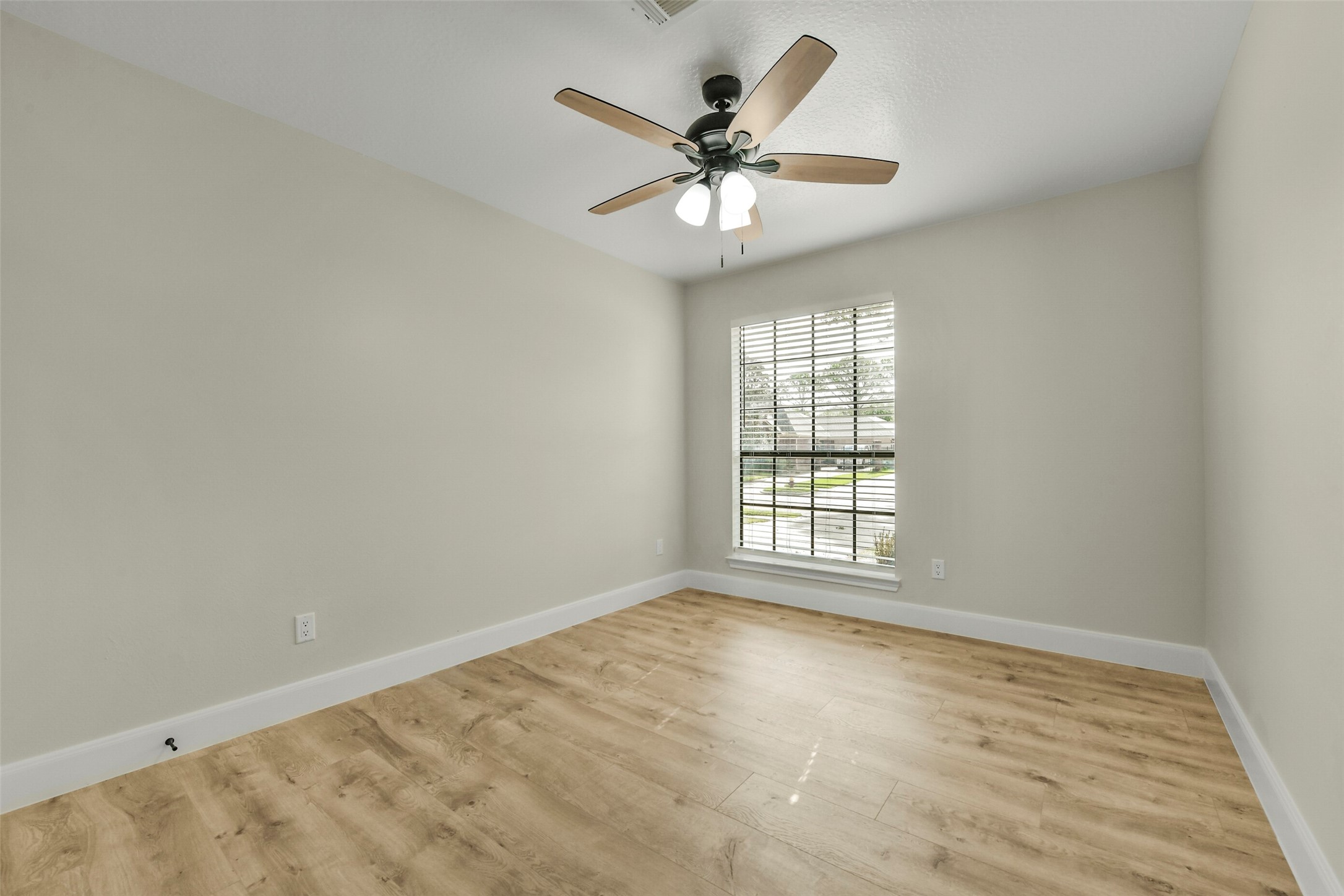 839 Quiet Spring Lane Houston, TX 77062 - Photo 20 of 28 Bedroom 3