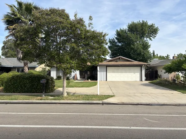 $399,900 | 274 West Sierra Avenue, Fresno, CA 93704