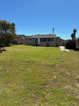 a view of a back yard