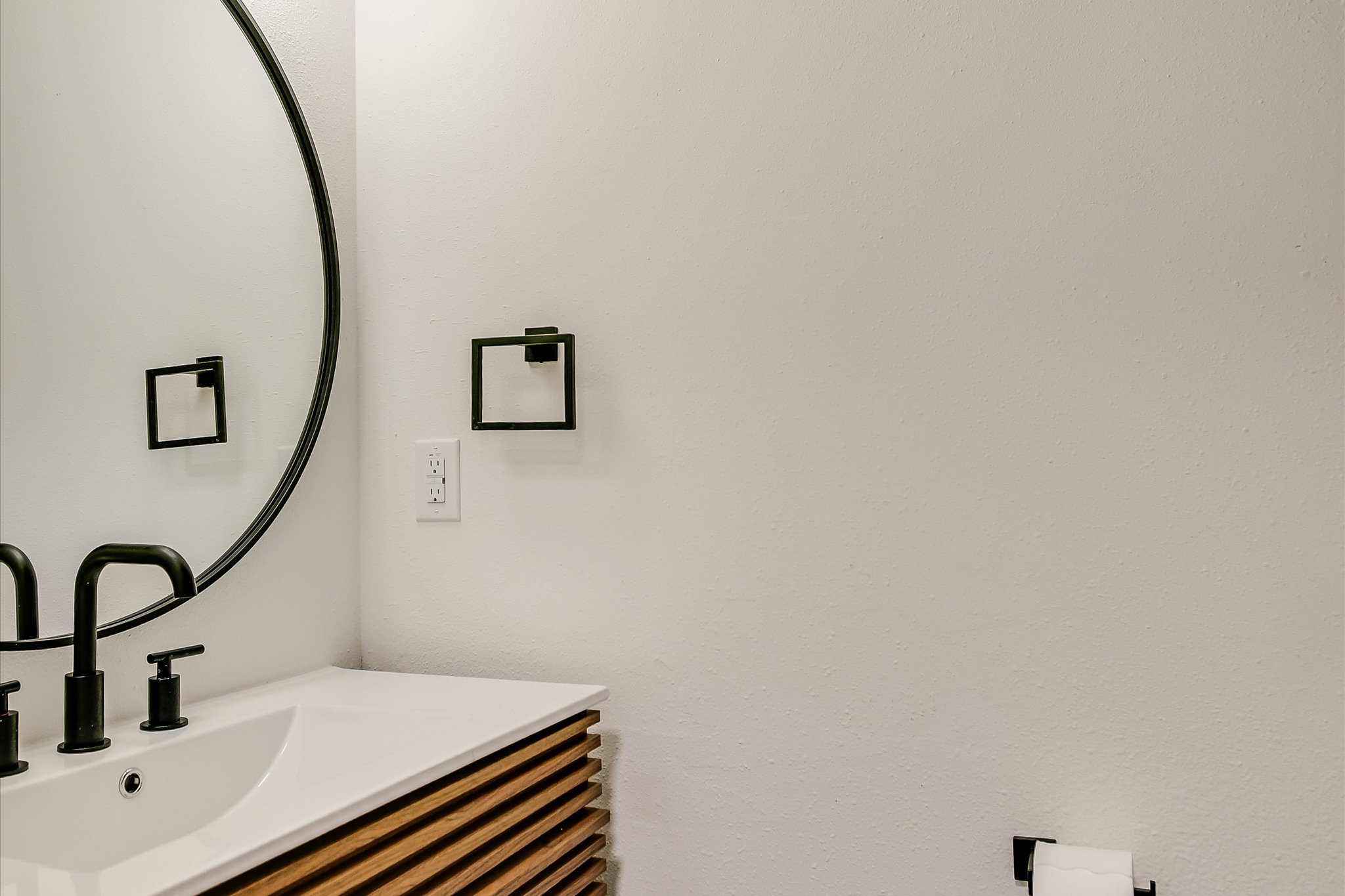 503 Elm Street Bastrop, TX 78602 - Photo 21 of 27 Powder Room