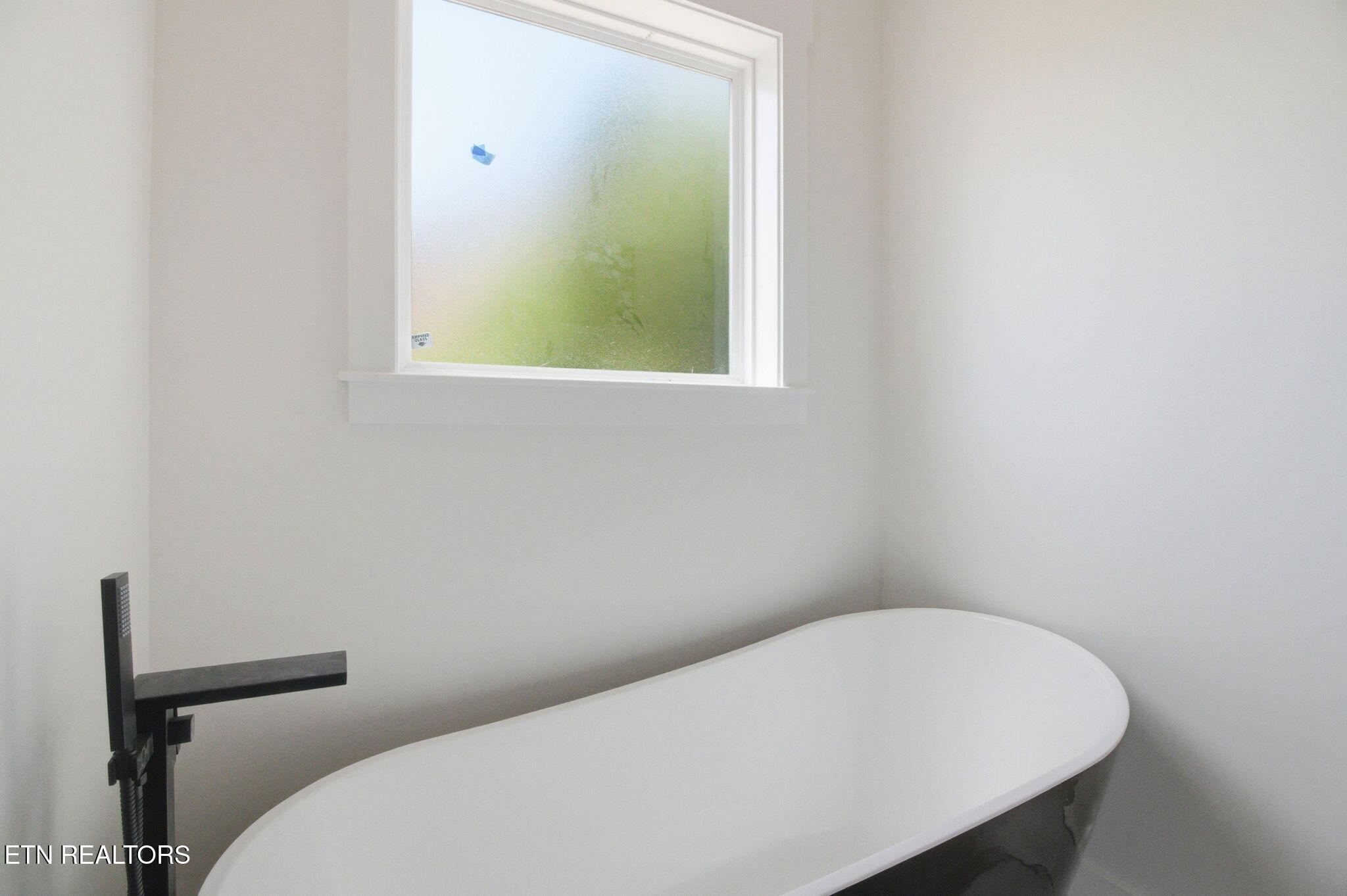 467 Laurel Road Clinton, TN 37716 - Photo 16 of 32 467 Laurel Rd_Primary Soaking Tub